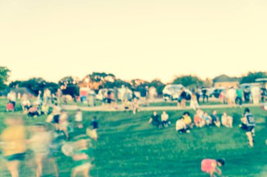 Dallas yakınlarındaki yaz etkinliğinde filtrelenmiş görüntü bulanık arka plan kalabalık aile üyeleri