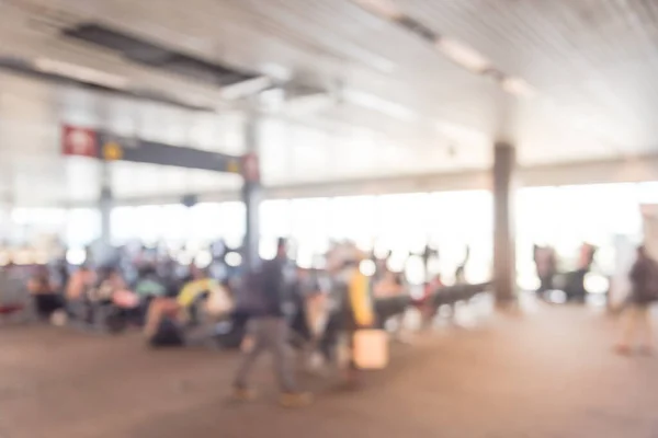 Fondo borroso diversos viajeros esperando en el aeropuerto a bordo de la puerta —  Fotos de Stock