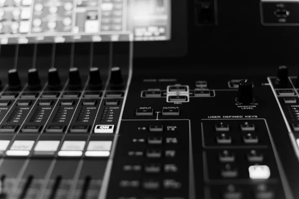 Фильтрованное изображение красочный контроль миксера DJ Turntable крупным планом — стоковое фото