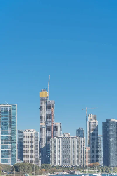 Innenstadt Chicago von Michigan See mit Yachthafen und Skyline Gebäude Hintergrund — Stockfoto