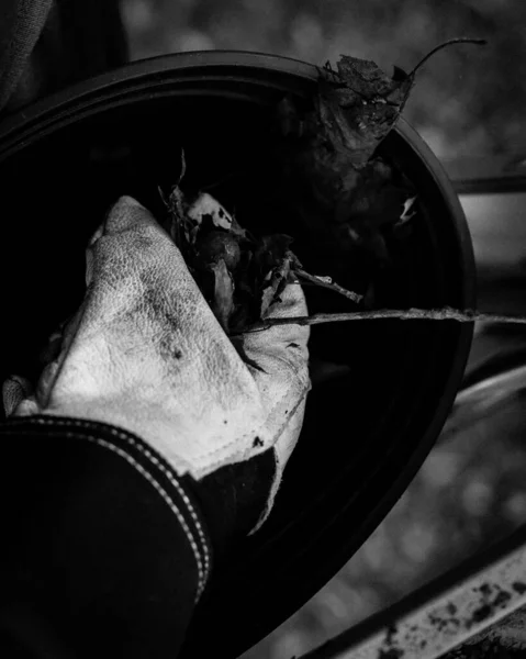 Imagen filtrada mano de cerca con guantes caer hojas secas y suciedad en el cubo de la limpieza de canalón —  Fotos de Stock