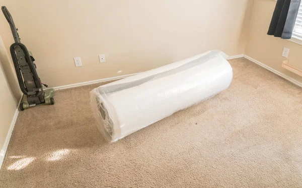 Halı katta rulo dolu yaylı şilteler ile daire boyutu yatak odası