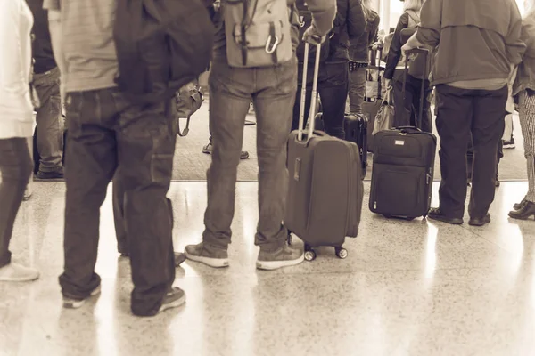 Imagen filtrada de primer plano vista trasera grupo lleno de viajeros esperando a bordo en el aeropuerto de Seattle —  Fotos de Stock