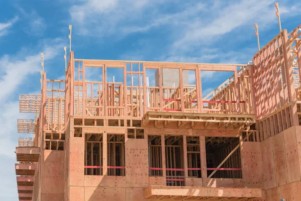 Upward view of multistory apartment building with patio under construction near Dallas, Texas — Stock Photo, Image