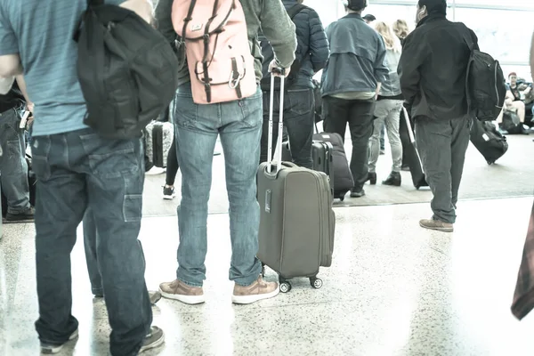 Imagen filtrada de primer plano vista trasera grupo lleno de viajeros esperando a bordo en el aeropuerto de Seattle — Foto de Stock