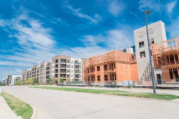 Städtische gehobene Nachbarschaft mit abgeschlossenen und im Bau befindlichen Eigentumswohnungen in der Nähe von Dallas — Stockfoto