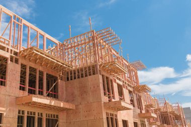 Dallas, Teksas yakınlarında inşaat altında veranda ile çok katlı apartman Yukarı görünümü