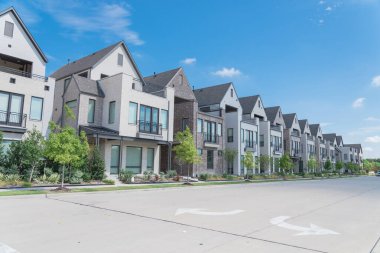 Dallas, Teksas yakınlarındaki yeni gelişme üç katlı tek aile evleri