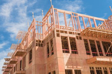 Dallas, Teksas yakınlarında inşaat altında veranda ile çok katlı apartman Yukarı görünümü