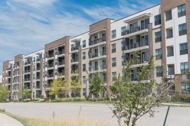 Boş sokak banliyöleri Dallas, Teksas yakınlarındaki çok katlı apartman topluluk