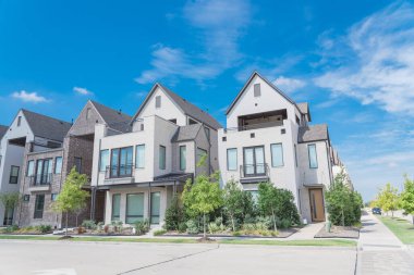 Dallas, Teksas yakınlarındaki yeni gelişme üç katlı tek aile evleri