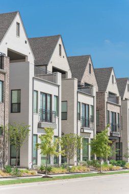 Dallas, Teksas yakınlarındaki yeni gelişme modern veranda üç katlı tek aile evleri