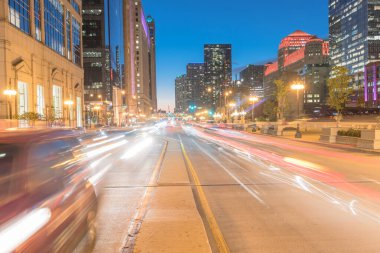 Wacker Dr sokak yüksek binalar ve gece Chicago sokak ışık yolları ile