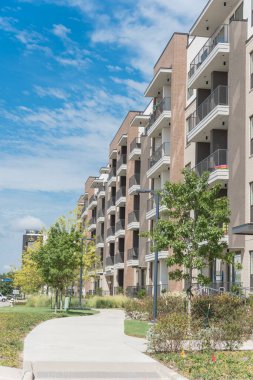 Dallas, Teksas yakınlarındaki yeni lüks daire topluluğunun dış görünümü