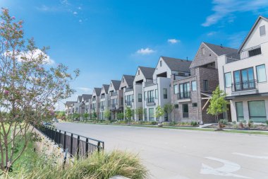 Dallas, Teksas yakınlarındaki yepyeni park tarafı üç katlı tek aile evleri