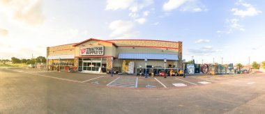 Texas Traktör Tedarik donanım ve ev geliştirme mağazası Panorama görünümü girişi