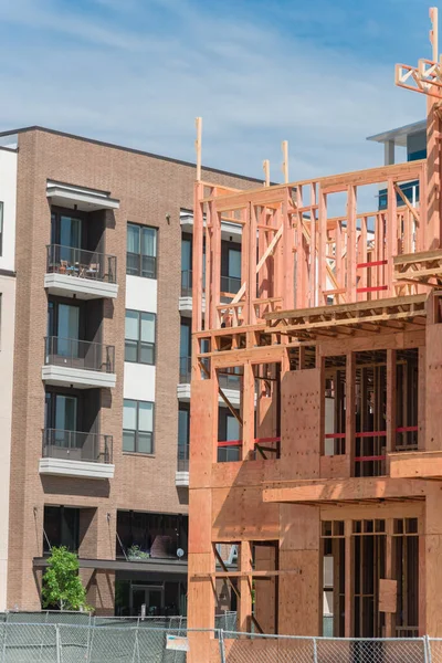 Complejo de apartamentos urbanos de madera de lujo cerca de edificios terminados en Dallas — Foto de Stock