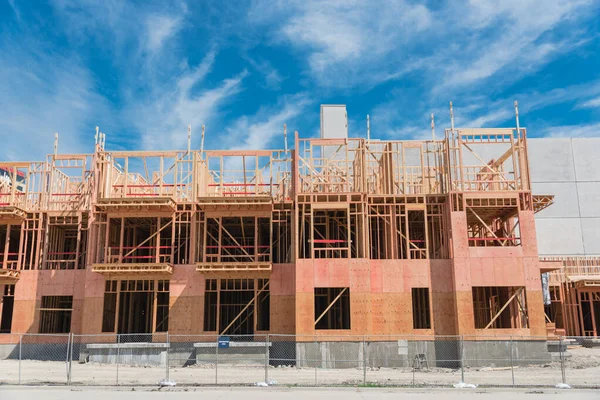 Apartamento de lujo en construcción con vigas de madera cerca de Dallas, Texas — Foto de Stock