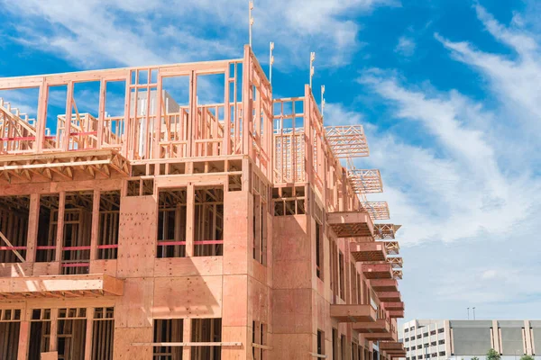 Wooden urban apartment complex near completed buildings in Dallas, Texas — Stock Photo, Image