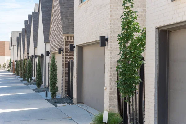 Callejón trasero limpio y vacío de casas nuevas cerca del centro de Dallas —  Fotos de Stock