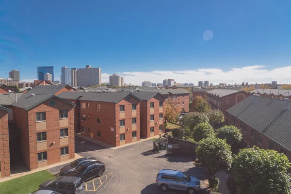 Complexo de apartamentos clássico perto de Chinatown com cor de outono perto do centro de Chicago — Fotografia de Stock