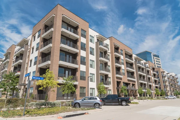 Nuova comunità di appartamenti di lusso a più piani con auto parcheggiate vicino a Dallas, Texas — Foto Stock