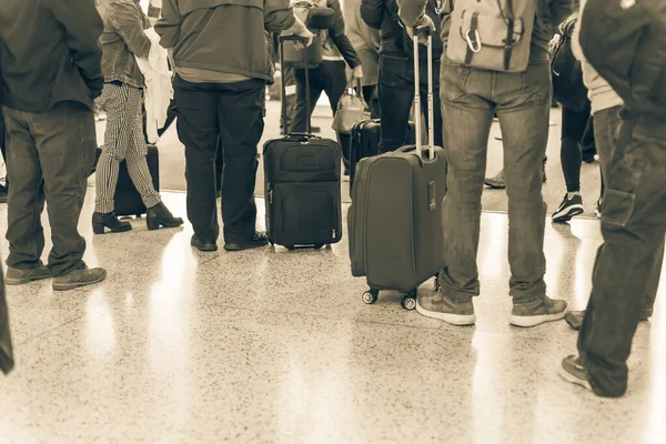 Imagen filtrada de primer plano vista trasera grupo lleno de viajeros esperando a bordo en el aeropuerto de Seattle —  Fotos de Stock