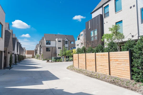 Ruelle arrière de maisons neuves de trois étages avec clôture en bois près du centre-ville de Dallas — Photo