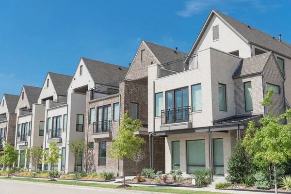 Nowoczesna weranda nowego rozwoju trzy historia domów jednorodzinnych w pobliżu Dallas, Teksas — Zdjęcie stockowe