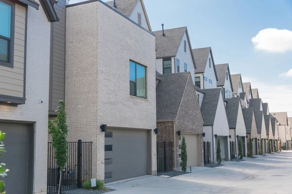 Pulito e vuoto vicolo posteriore di nuovissime case a schiera vicino al centro di Dallas — Foto Stock