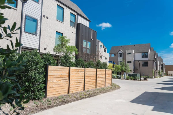Şehir Dallas yakınlarındaki ahşap çit ile yepyeni üç katlı evlerin Arka sokak — Stok fotoğraf