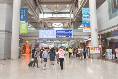 Incheon Uluslararası Havaalanı içinde yön gezinme işaretleri ve Duty Free Zone Store