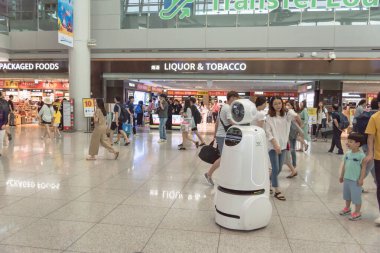 Icn havaalanında Likör ve Tütün vergi ücretsiz mağaza önünde bagaj ile Traveler