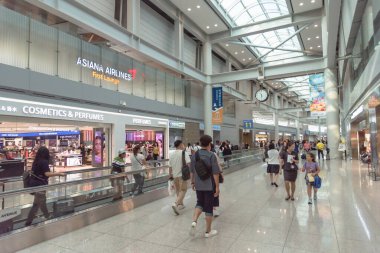 Incheon Uluslararası Havaalanı içinde Duty Free Zone Store ve Asiana arilines işareti
