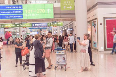 Güney Kore 'deki Incheon havaalanında Airstar yolcu yardım robotu ile fotoğraf çekerken yolcular