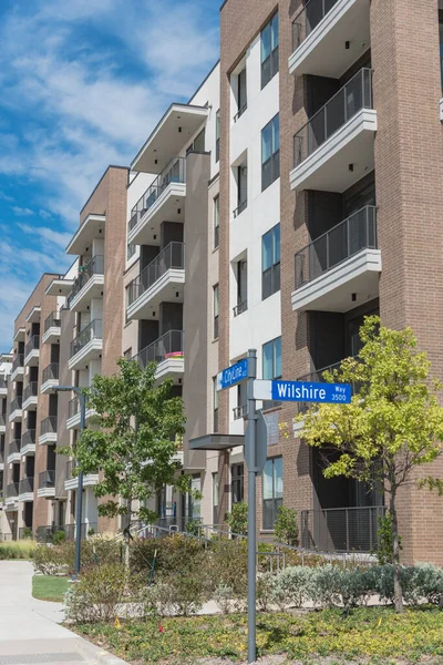 Vista exterior de nueva comunidad de apartamentos de lujo cerca de Dallas, Texas — Foto de Stock