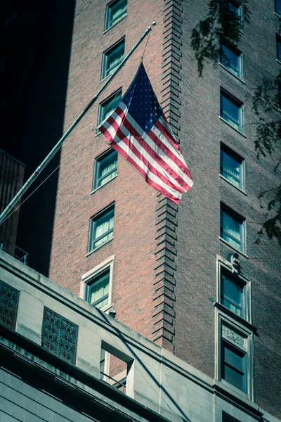 Chicago şehir merkezindeki federal binalarda Amerikan bayrağı sallayan filtrelenmiş görüntü — Stok fotoğraf