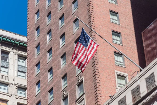 Vista hacia arriba ondeando bandera estadounidense en edificios federales en el centro de Chicago —  Fotos de Stock