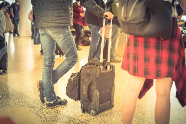 Κοντινό πλάνο πίσω άποψη γεμάτο ομάδα των ταξιδιωτών περιμένουν να επιβιβαστούν στο αεροδρόμιο του Σιάτλ — Φωτογραφία Αρχείου