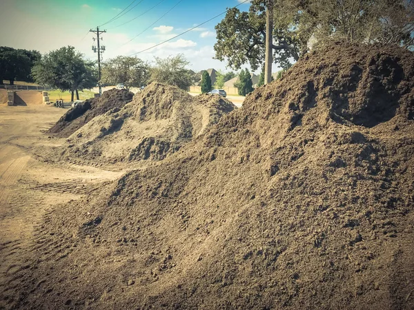 Tas de terre mélangée avec du compost et du sol enrichi en gros — Photo