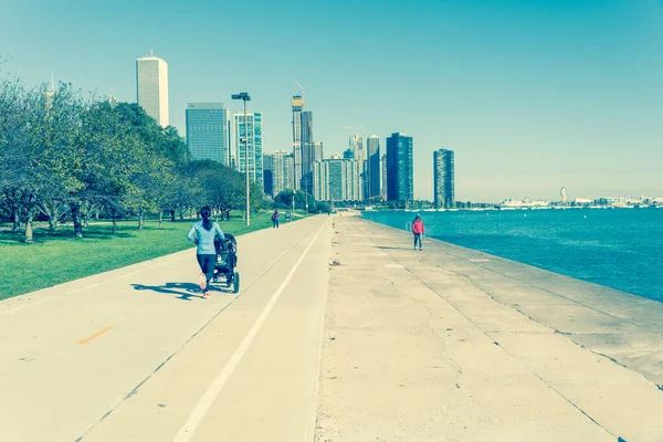 Asiatin läuft mit Kinderwagen auf Uferstraße in Richtung Innenstadt von Chicago — Stockfoto