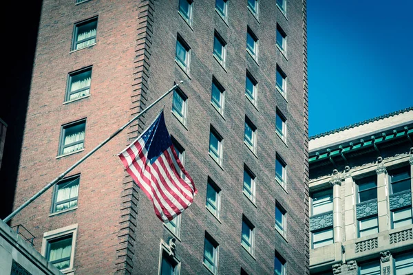 Imagen filtrada ondeando bandera estadounidense en edificios federales en el centro de Chicago —  Fotos de Stock