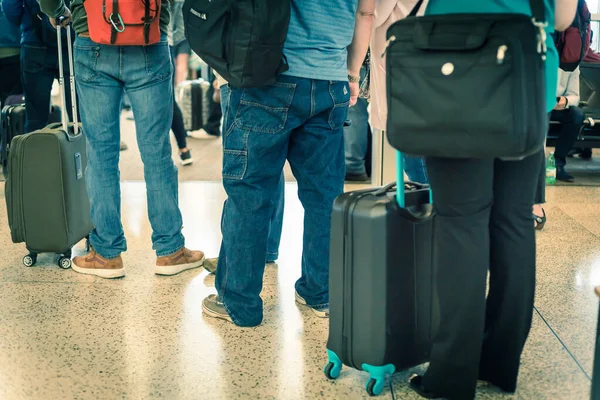 Фільтровані зображення зблизька дивляться на переповнену групу мандрівників, які чекають на борт в аеропорту Сіетла. — стокове фото
