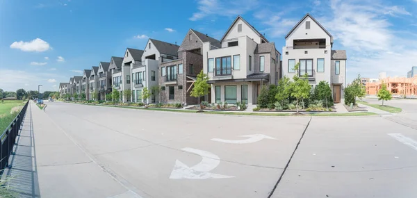 Panoramique côté parc trois étages seule communauté familiale avec des condos chantier près de Dallas — Photo