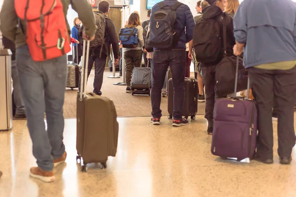 Primer plano vista trasera concurrida grupo de viajeros esperando a bordo en el aeropuerto de Seattle — Foto de Stock