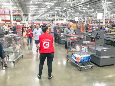Churchill Yolu, Dallas 'taki Costco' da kırmızı üniformalı destek ekibinin bulunduğu otelden çıkış bölgesi.
