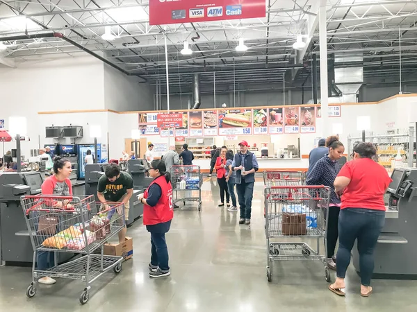 Self-checkout kiosks area with support staff in red uniform at Costco in Churchill Way, Dallas — 스톡 사진