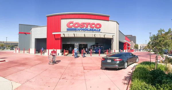 Panorama entrada da loja de armazém Cosco em Churchill Way, Dallas — Fotografia de Stock