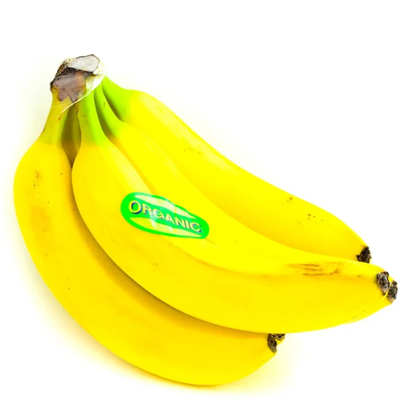 Estudio disparo orgánico etiquetado racimo de plátano aislado en blanco — Foto de Stock