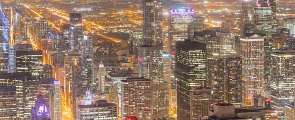 Panorama luchtfoto verlichte wolkenkrabbers in het centrum van Chicago bij schemering — Stockfoto